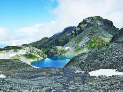 瑞士圣加伦州格勒鲁斯阿尔卑斯山山脉Pizol峰下的高山湖野生景观