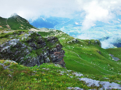 瑞士圣加伦州奥斯施维兹地区风景如画的牧场和山丘