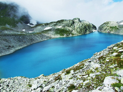 瑞士圣加伦州格勒鲁斯阿尔卑斯山山脉Pizol峰下的高山湖野生景观