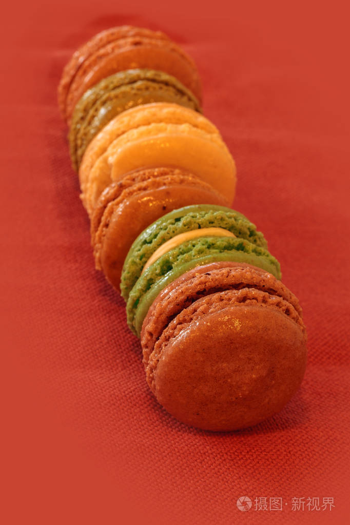 法国马卡龙饼干的秋季颜色,绿色,黄色和橙色放在一起.