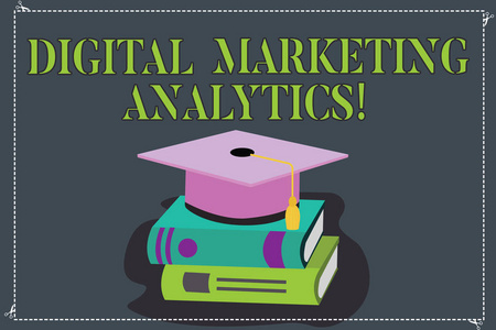 显示数字营销分析的书写笔记。商业照片展示了衡量业务指标, 如交通, 并领导颜色毕业帽与 tassel 3d 学术帽子的书籍
