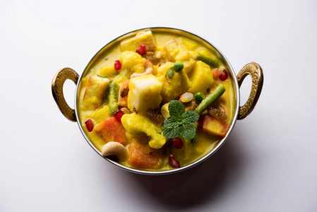 纳夫拉坦科玛是一种来自印度的丰富奶油和美味的莫格利菜，字面意思是九格咖喱。宝石是构成咖喱的水果蔬菜和坚果。