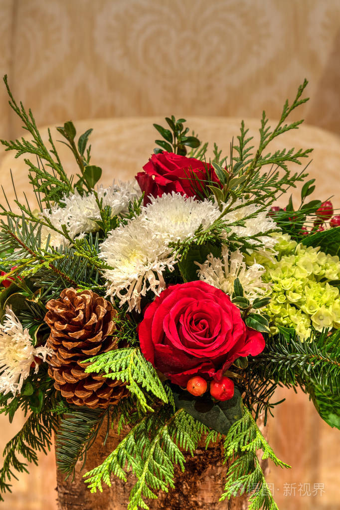 圣诞花束上的红色和绿色花朵和松果作为节日季节的节日装饰