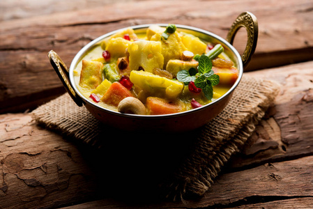 纳夫拉坦科玛是一种来自印度的丰富奶油和美味的莫格利菜，字面意思是九格咖喱。宝石是构成咖喱的水果蔬菜和坚果。