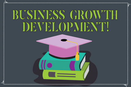 显示业务增长发展的书写笔记。商业照片展示了一些措施, 企业成功颜色毕业帽与 tassel 3d 学术帽子的书籍