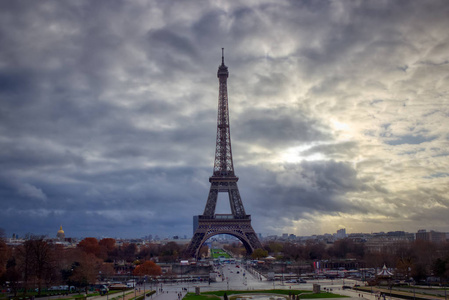 从特罗卡德罗花园俯瞰标志性的埃菲尔铁塔，在多云的秋日，戏剧性的天空巴黎法国
