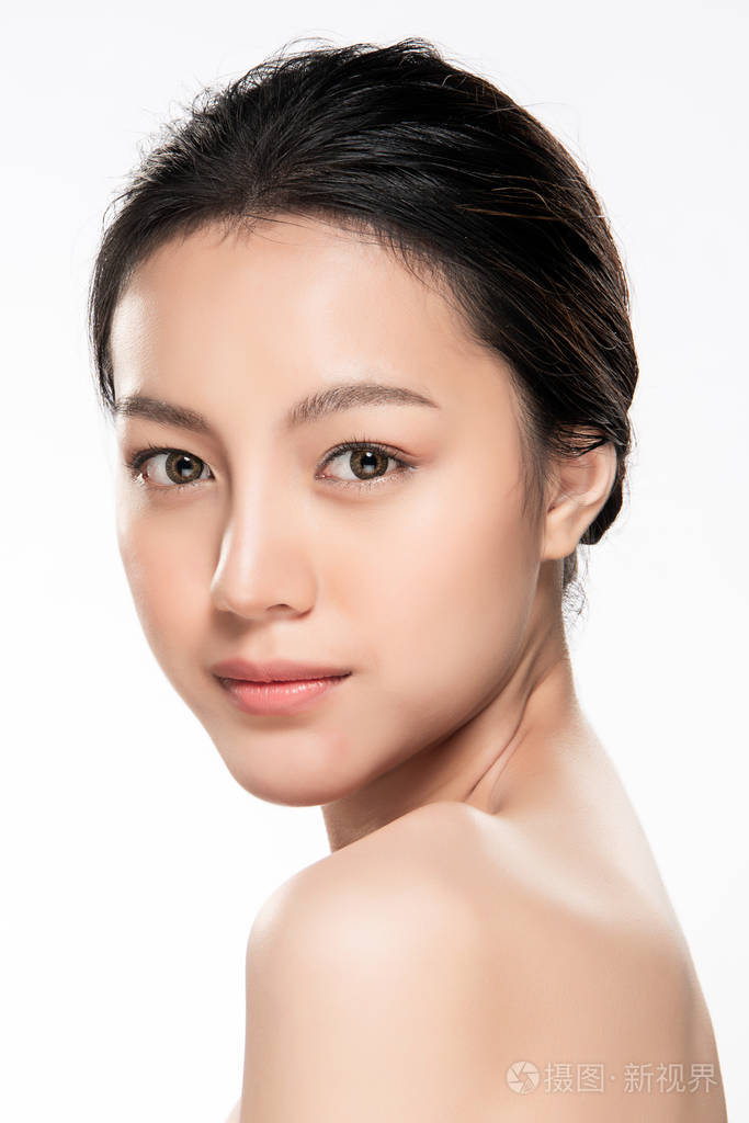 美丽的年轻亚洲女人,干净清新的皮肤外观. 女孩美丽的脸护理.