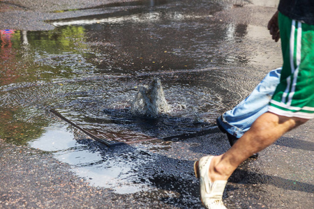 流动的脏水图片
