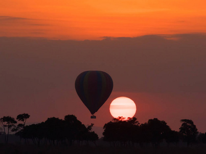 美丽的日落背景下的大条纹气球