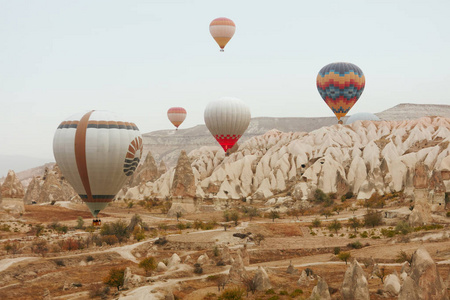 热风气球在土耳其卡帕多西亚的岩石谷飞行