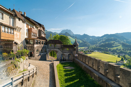 从瑞士弗里堡高山山麓的Gruyeres城堡Chateau de Gruyeres俯瞰壮观的全景