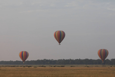 漂亮背景上的五颜六色的大气球图片