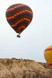 五颜六色的热气球与篮子在天空飞行在陆地之上