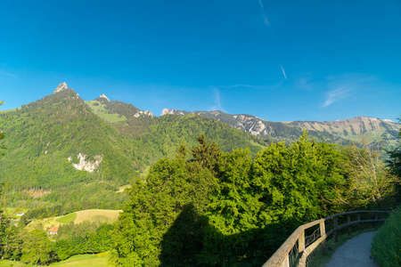 从瑞士弗里堡高山山麓的Gruyeres城堡Chateau de Gruyeres俯瞰壮观的全景