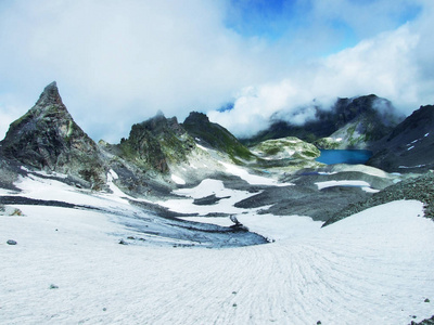 瑞士圣加伦州阿尔卑斯山山脉Pizol峰下的冰川。