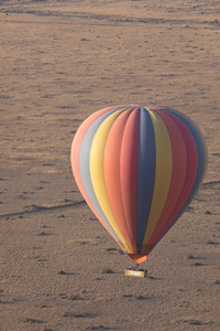 美丽的背景上五颜六色的大气球图片