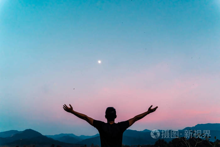 照片 人类举起双手,以蓝天和夏季野外为背景的天空自由概念.jpg