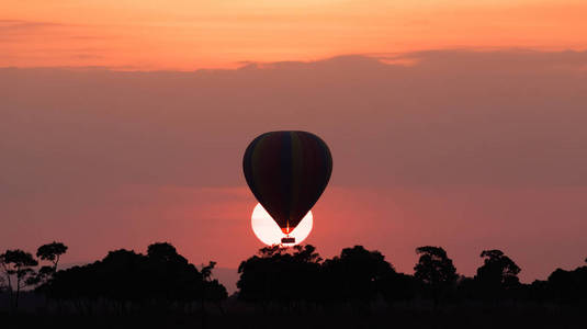 美丽的日落背景下的大条纹气球