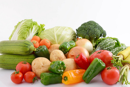 白色背景下的新鲜蔬菜和各种蔬菜