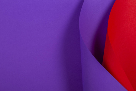 抽象多彩的背景。紫红色紫色纸在几何形状