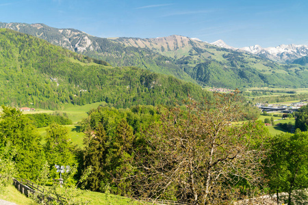 从瑞士弗里堡高山山麓的Gruyeres城堡Chateau de Gruyeres俯瞰壮观的全景