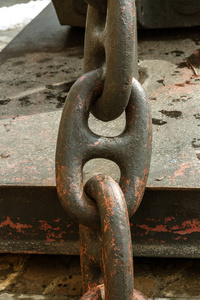 锚铁链实现最可靠连接的系统和原理. 大型锚链紧密连接照片