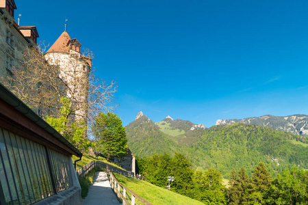 从瑞士弗里堡高山山麓的Gruyeres城堡Chateau de Gruyeres俯瞰壮观的全景