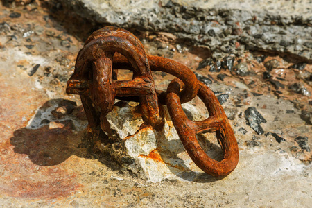 锚铁链实现最可靠连接的系统和原理. 大型锚链紧密连接照片