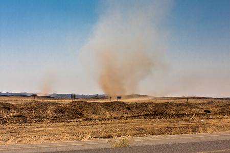沙漠龙卷风沙特阿拉伯利雅得沙漠山谷的旋风照片