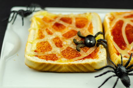 带蜘蛛网的有趣三明治和万圣节派对恐怖食物