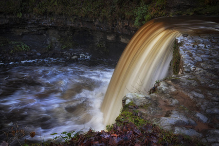 从瀑布顶部的景色，被称为瀑布夫人或sgwdgwladus在河流上的pontned dfechan附近，南威尔士被称为瀑布国家