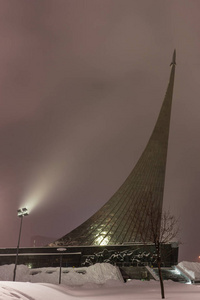 太空征服者纪念碑建于1964年，庆祝苏联航天工业莫斯科俄罗斯冬夜的成就。