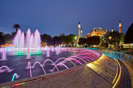 伊斯坦布尔的哈吉索菲亚罗西利卡，傍晚时分，有五颜六色的照明喷泉