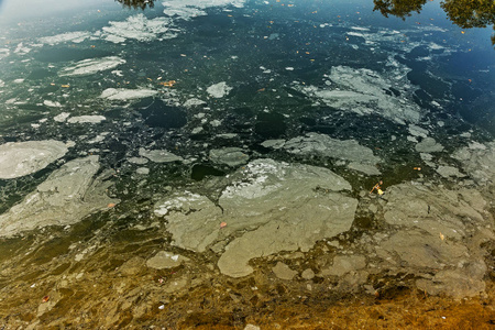 由于废水的流失，湖水表面的脏油受到污染。 在湖边洗车后发现油。 生态问题。