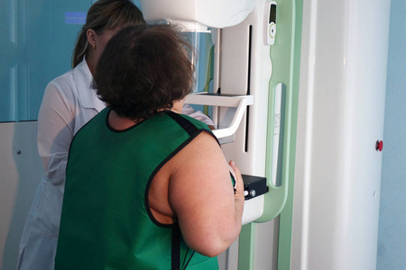 诊所里的乳房 x 线摄影设备一名妇女正在进行乳房检查