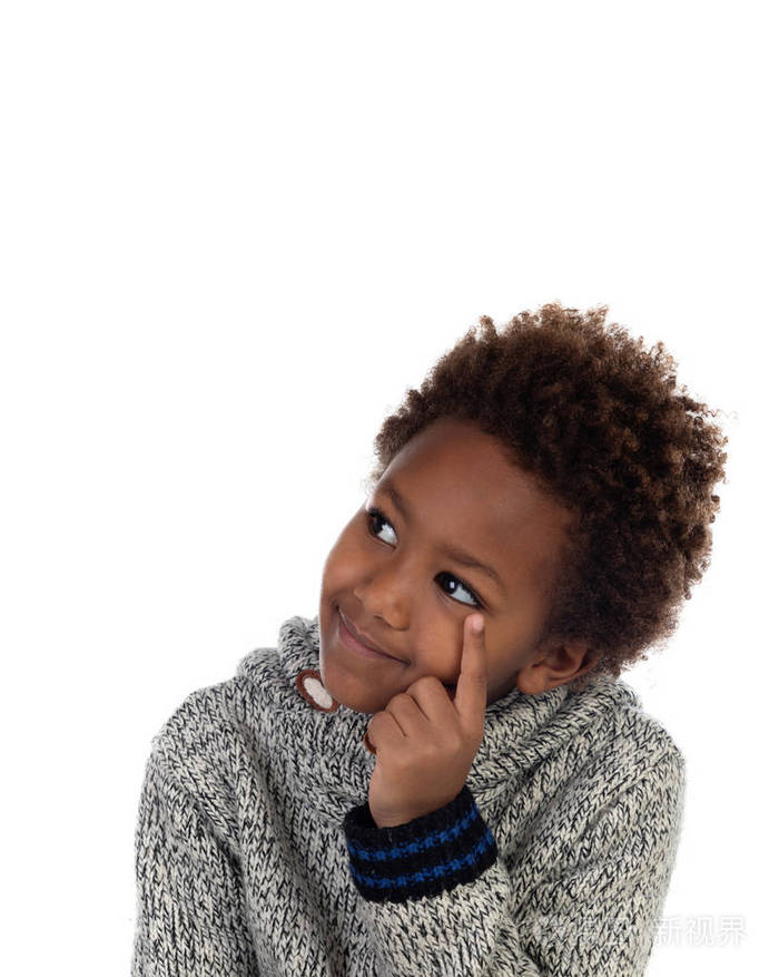 可爱的美国黑人孩子在白色背景下孤立思考