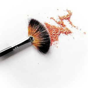 粉碎化妆产品美容和化妆品风格的概念，优雅的视觉