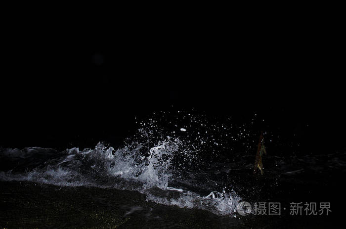 在夜晚的黑海上劈波斩浪