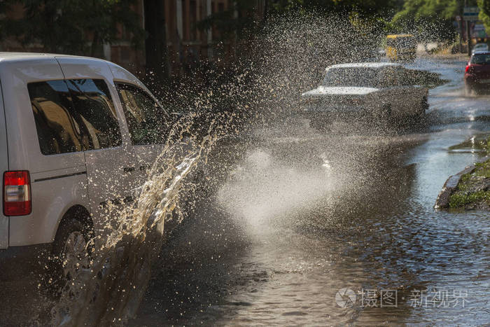 汽车漂浮在水面上,淹没街道.溅到机器上.
