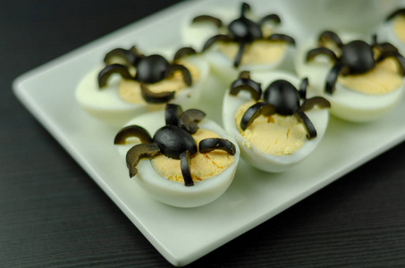 有趣的零食与橄榄蜘蛛在鸡蛋半为万圣节派对,创造性的食物应用,可怕的