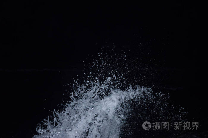 在夜晚的黑海上劈波斩浪