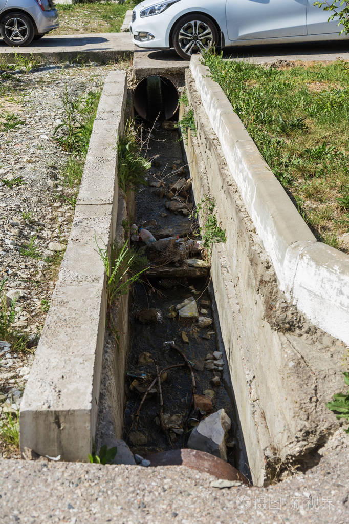 城市街道一侧排放污水的水泥渠道.流行病的生态问题