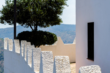 西班牙安达小镇典型的白色防御墙，它是历史建筑元素