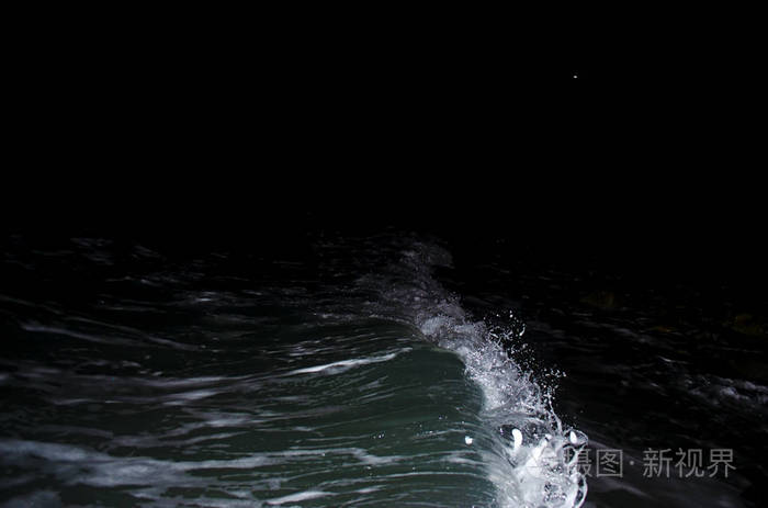 在夜晚的黑海上劈波斩浪