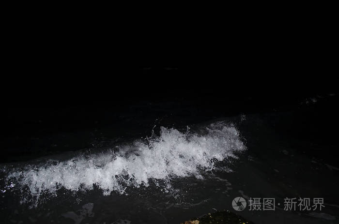 晚上在黑海上飞溅