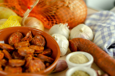 准备新鲜食材，用Chorizo香肠烹饪古拉什，西班牙传统食物餐