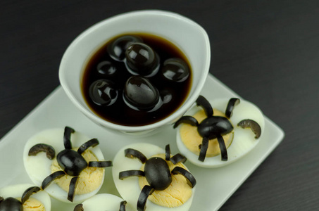 有趣的零食与橄榄蜘蛛的鸡蛋一半万圣节派对创意食品应用可怕的。