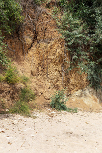 环境危险地区的山体滑坡。 大层土挡路下降的大裂缝。 山体滑坡坡脚大坝的致命危险