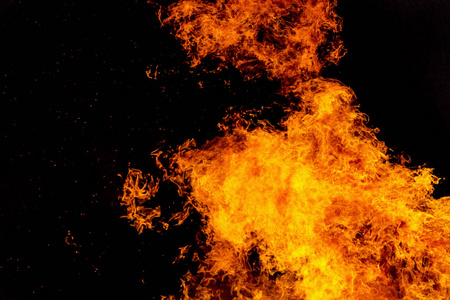 燃烧的篝火把火焰梳理成质地和背景,结实的树枝燃烧着森林的火树照片