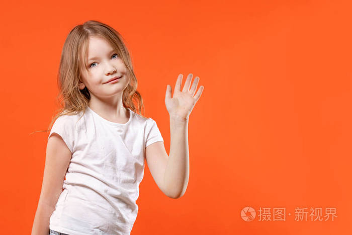 你好手势可爱的小女孩挥手问候红色背景